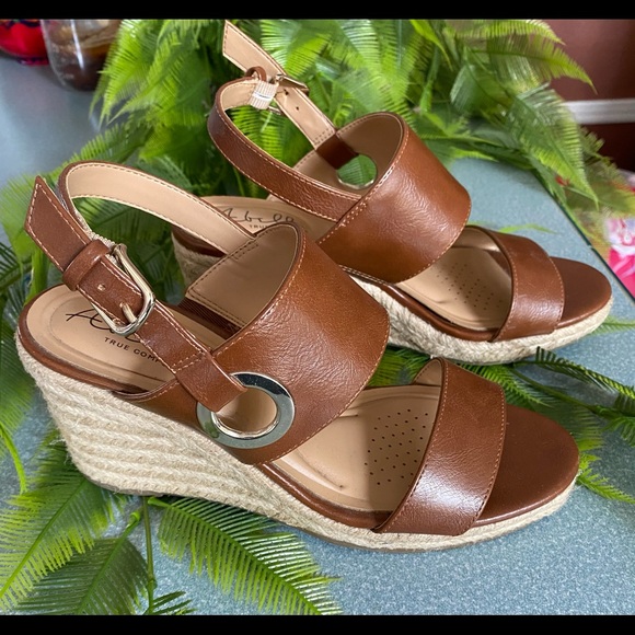 Brown wedged sandal - Picture 1 of 4